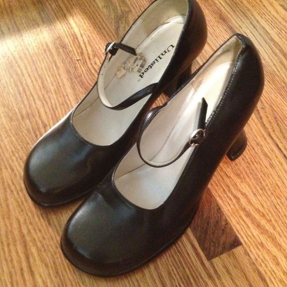Sold Black maryjane pumps