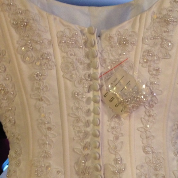 New Size 8 Oleg Cassini white wedding dress - Picture 3 of 4