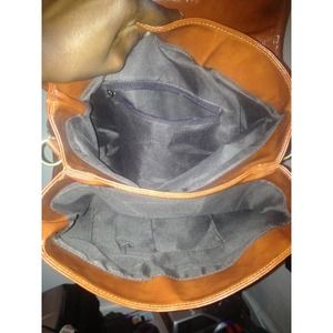 The inside and back of the bag.detachable strap