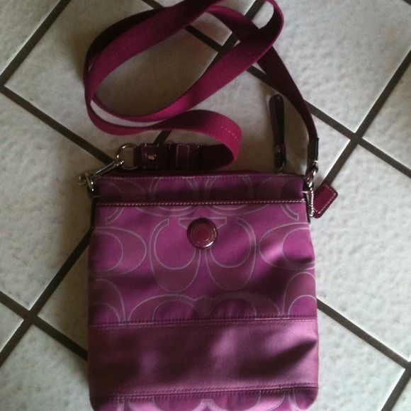 💥💥SOLD💥💥Coach Fuchsia crossbody handbag