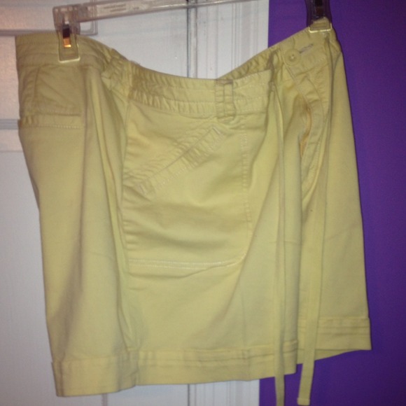 ✅✅REDUCED!!!✅✅Yellow St Johns Bay shorts. Size 16!