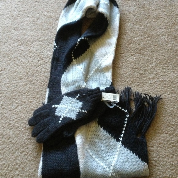 New with tags  scarf and glove set!