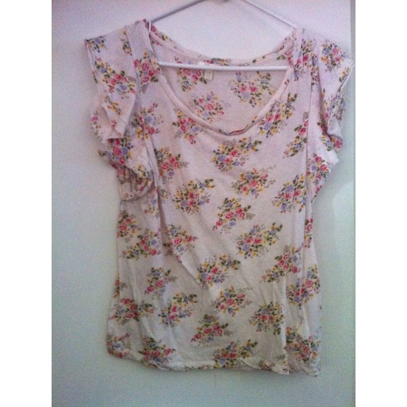 Floral shirt with ruffles on the side 🌸