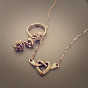 Rsvp for cynthia James Avery Heart Knot Set