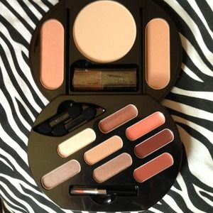 NIB Avon makeup palette