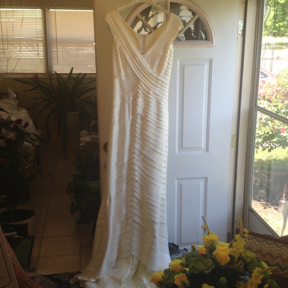 NWT!!! Elegant bridal gown size 12