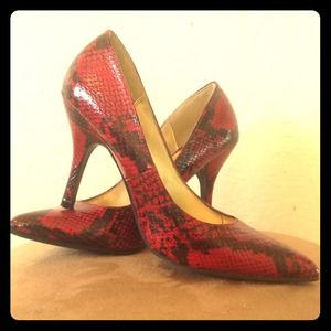 🔶🔶HoLD🔶🔶 Rampage red & black snake skin heels!