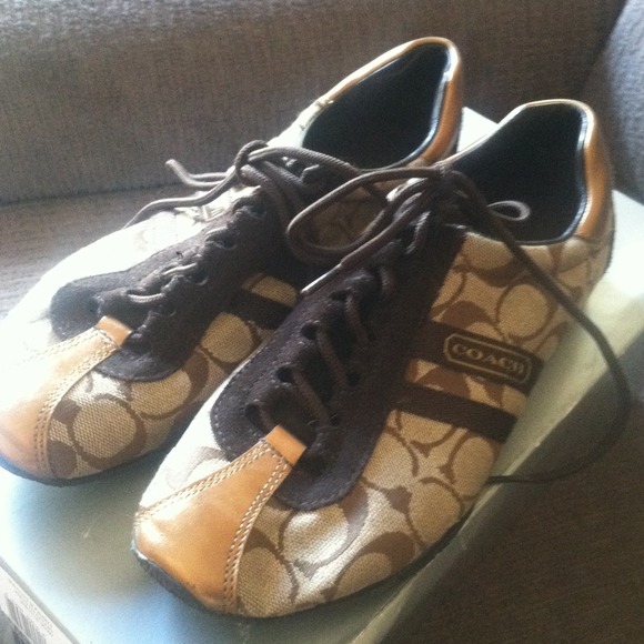 Coach brown  kicks brown