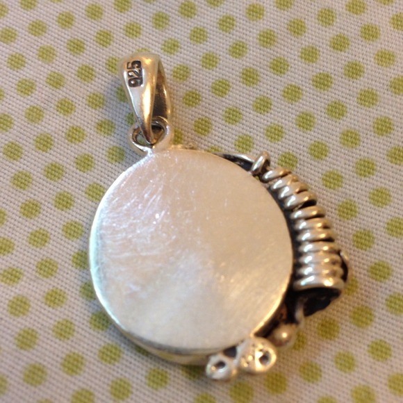 Sterling Silver Pendant with White Shell Design😍 - Picture 2 of 3