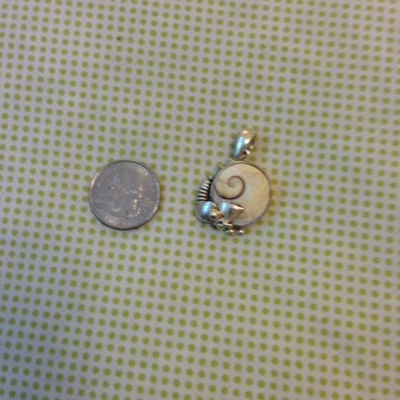 Sterling Silver Pendant with White Shell Design😍 - Picture 3 of 3