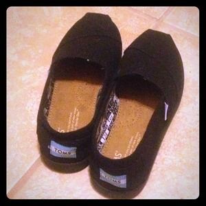 Toms black shoes NWOT