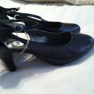 Brown faux snakeskin 2 in heels!