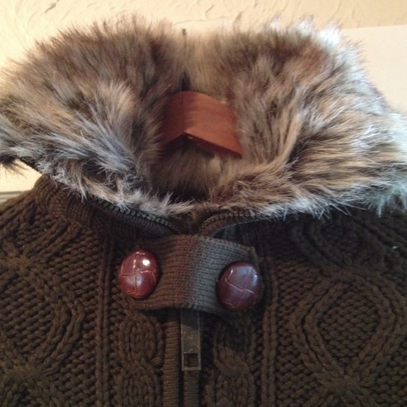 Super cute Olive Green halfy sweater with fur!! - Picture 2 of 4