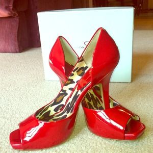 Jessica Simpson hot red heels!