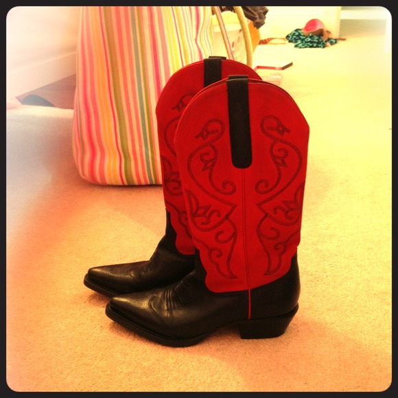 Red and black Nine West cowboy boots!!