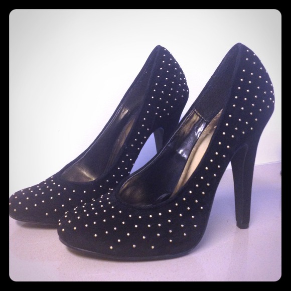 Brand new! Gold beaded black pumps