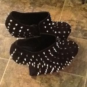 BLACK SPIKED HEELESS BOOTIE!