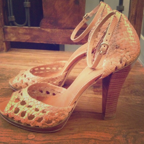 BCBG woven heels size 7.5