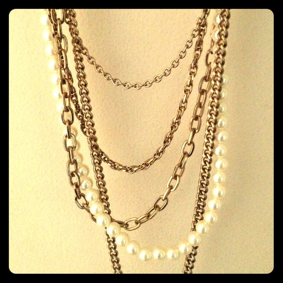 Faux pearl and gold chained necklace