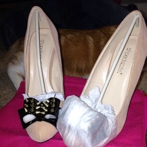 Shoedazzle Nude High Heel Pump with Spiked Bow