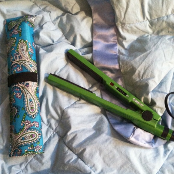 Con Air green straightening iron with carrying bag