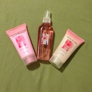 ⛔⛔Traded kartley1⛔⛔Body spray/lotion/wash & top!