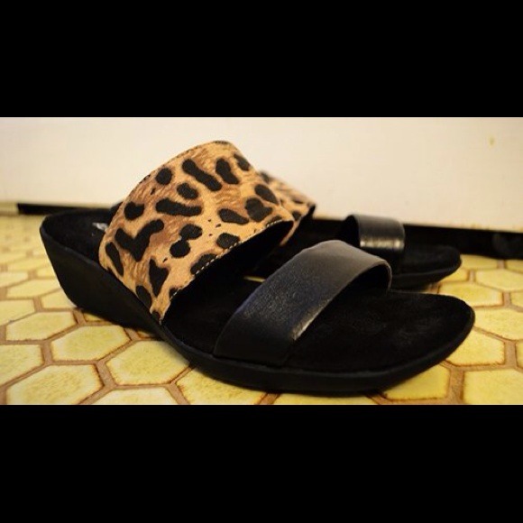 Size 7.5/8 chic comfortable wedge sandals