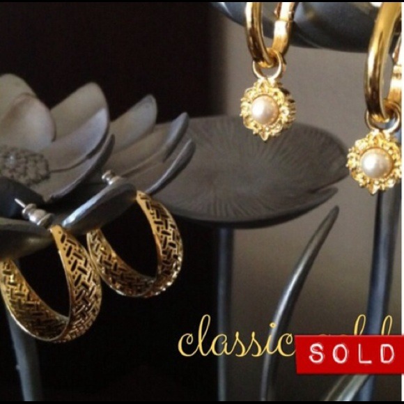 🔖SOLD IN BUNDLE🔖Vintage Gold Fashion Earrings