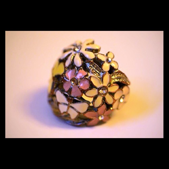 Oversized flower ring