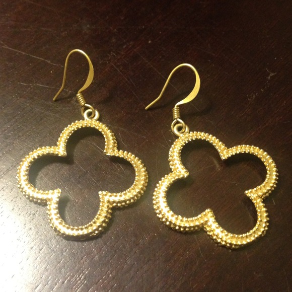 Jewelry - Gold metal earrings