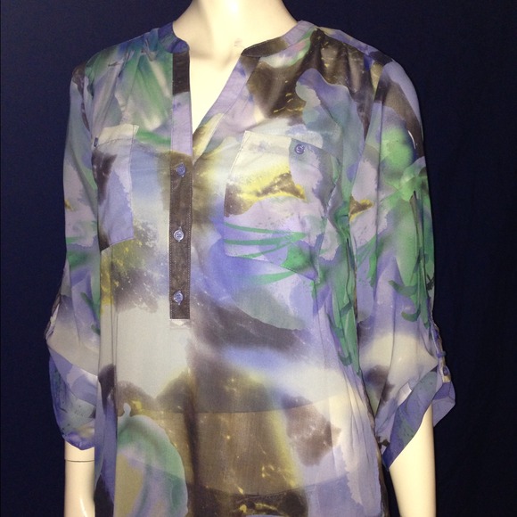 V neck 3 button floral top blue🚫sold