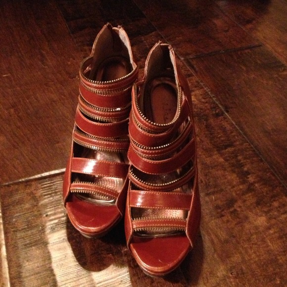 Awesome zipper detail wedges