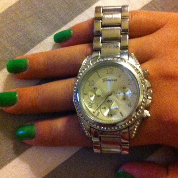 🌀 TRADED 🌀 Geneva silver watch - Picture 2 of 2