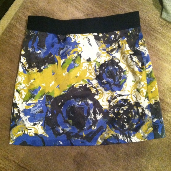 Adorable Printed satin skirt!! Never worn!