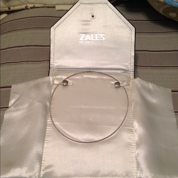 White and yellow gold necklace