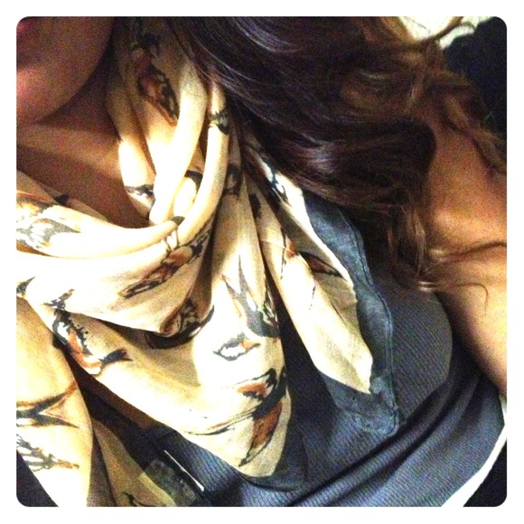 🚫SOLD IN BUNDLE! Beige with grey trim scarf!