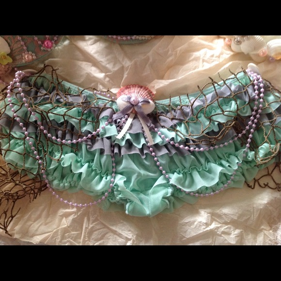 Mermaid off the Seashell Shore - Picture 2 of 4