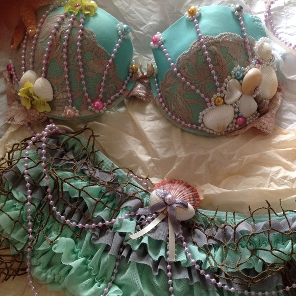 Mermaid off the Seashell Shore - Picture 4 of 4