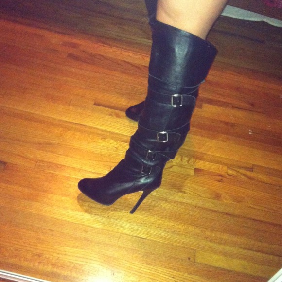 BCBG 100% leather boots reserved