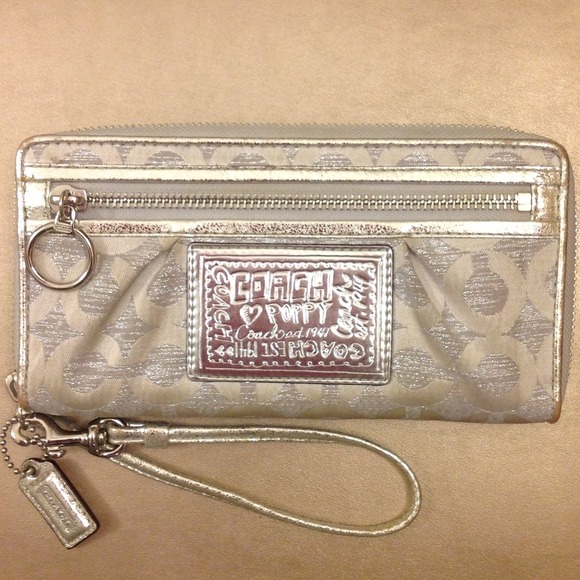 ✨REDUCED✨ Pre-loved Coach Poppy Wristlet