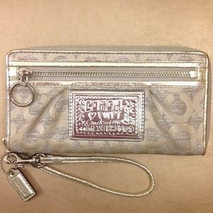 ✨REDUCED✨ Pre-loved Coach Poppy Wristlet