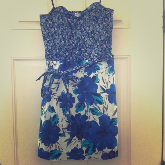 NEW WITHOUT TAGS. Adorable strapless dress