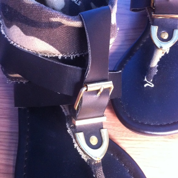 Camouflage Sandals - Picture 2 of 3
