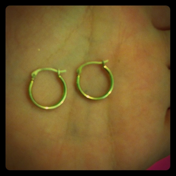 🚫sold in a bundle10k 🚫gold small hoop earrings!