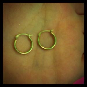 🚫sold in a bundle10k 🚫gold small hoop earrings!
