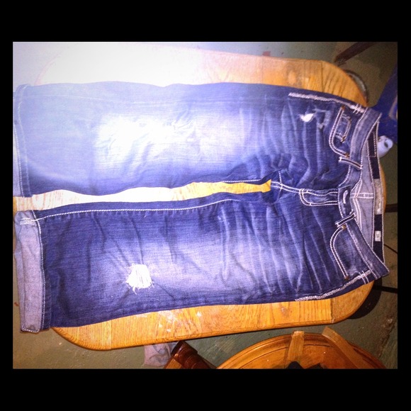 BKE cropped jeans. distressed.
