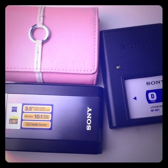 SOLDSony Cybershot Bundle 📷