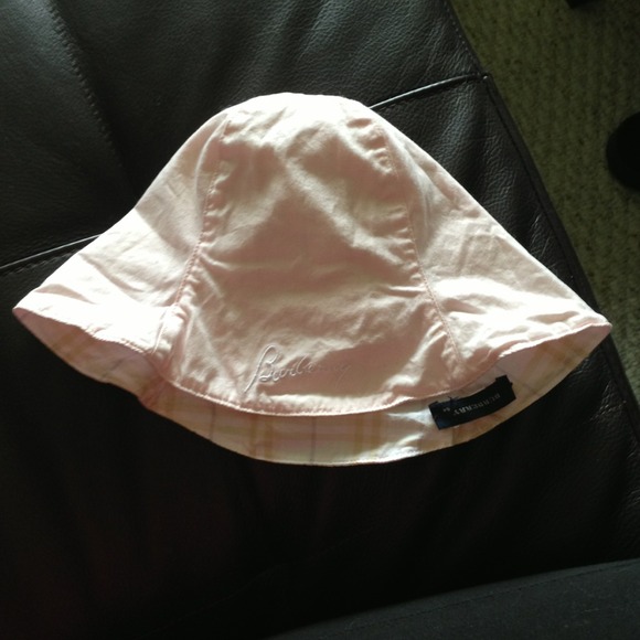 Burberry light pink baby hat