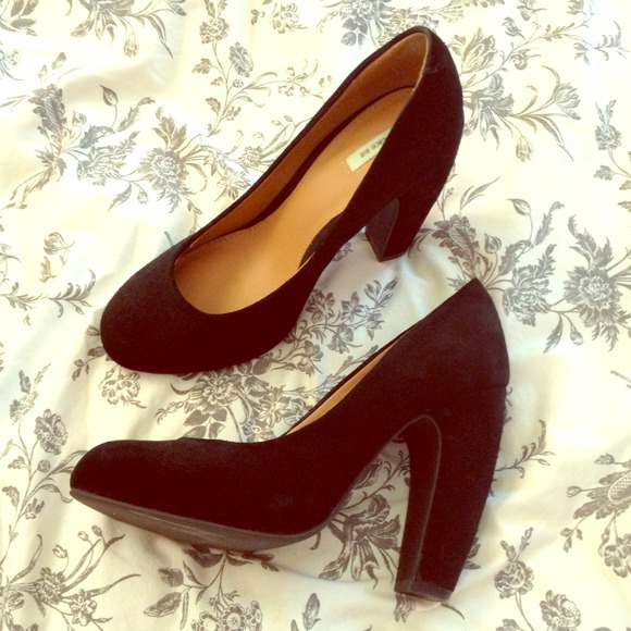 Black suede closed-toe, banana heel sz 7