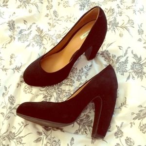 Black suede closed-toe, banana heel sz 7